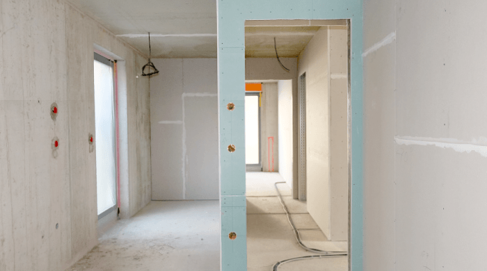 Trockenbaukonstruktionen mit Gipskarton sind oft mehrschalig aufgebaut und reduzieren durch die Kombination aus Beplankung, Hohlraum und Dämmstoff die Schallübertragung.