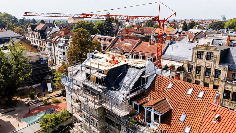 Das Dach schützt und prägt die Architektur.