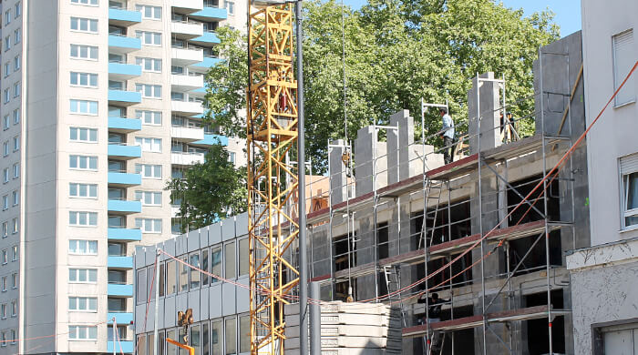 Hochbau umfasst die Planung und Errichtung überwiegend oberirdischer Gebäude – vom Wohnhaus bis zum öffentlichen Bau.
