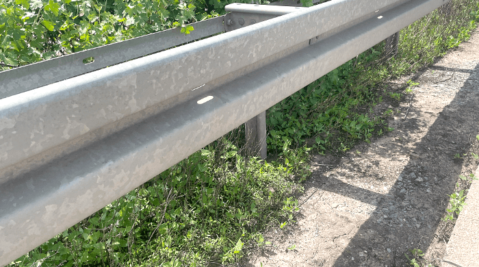 Bankette dienen u.a. der Entwässerung, Stabilisierung der Fahrbahn, Verkehrssicherheit.