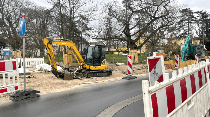 In Deutschland gibt es rund 230.000 km öffentliche Straßen mit unterschiedlicher Zuständigkeit. In Deutschland gibt es rund 230.000 km öffentliche Straßen mit unterschiedlicher Zuständigkeit.