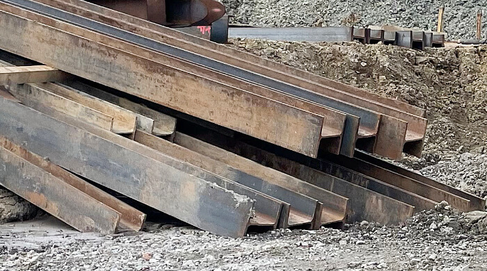 Profilstahl ist ein Stahlbauteil mit gleichbleibendem, genormtem Querschnitt, z. B. als H-Profil.