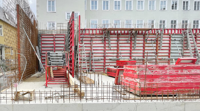 Zu Bauhilfsstoffen zählen u. a. Schalungen, Rüstungen, Gerüste und Verbaumaterialien.